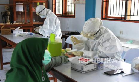 Pelaksanaan Rapid Diagnostic Test (RDT) COVID-19 bagi ulama, kiai, ustaz dan ustazah, di Kabupaten Ciamis dan Tasikmalaya, Selasa (7/4). Sebanyak 370 pemuka agama dari kedua kabupaten tersebut dites karena memiliki interaksi sosial tinggi dan rawan terinfeksi COVID-19