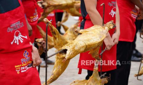 Pelaksanaan PHRI Garut Wisata Explore 2023 yang dilaksanakan di Jalan Ibrahim Adjie, Kecamatan Tarogong Kaler, Kabupaten Garut, Sabtu (6/5/2023). Dalam kegiatan itu, disajikan sebanyak 210 domba guling.