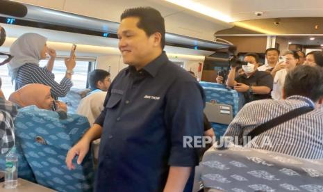 Ketua Umum Persatuan Sepak bola Seluruh Indonesia (PSSI) Erick Thohir meninjau kesiapan Stadion si Jalak Harupat, Bandung, Jawa Barat, Senin (9/10/2023).