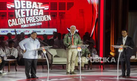 Capres nomor urut 1 Anies Baswedan (kanan) beradu gagasan dengan capres nomor urut 2 Prabowo Subianto (kiri) dan capres nomor urut 3 Ganjar Pranowo (tengah) saat debat capres di Istora Senayan, Jakarta, Ahad (7/1/2024). Debat ketiga Pilpres 2024 yang diikuti oleh ketiga kandidat calon presiden tersebut bertema pertahanan, keamanan, geopolitik, hubungan internasional dan politik luar negeri.