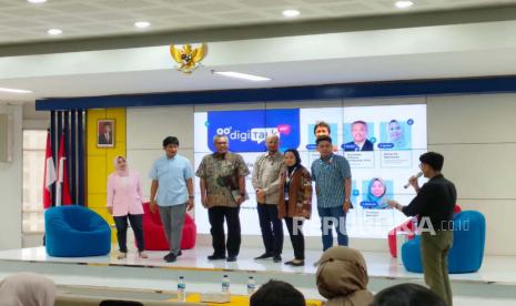 Pengawas Direktorat Pengawasan Financial Technology OJK Annisa Ika Rahmawati, Direktur Pengawasan Financial Technology OJK Tris Yulianta, Dosen FEB UGM Kusdhianto Setiawan, Direktur Utama ALAMI Sharia Harza Sandityo, Sekretaris Eksekutif CfDS Treviliana Eka Putri, Deputi Sekretaris Eksekutif CfDS Iradat Wirid saat menghadiri digiTALK ke-57 untuk mengedukasi Ratusan Mahasiswa tentang Fintech di Yogyakarta, Kamis (13/7/23). 