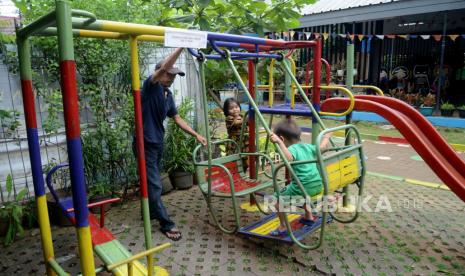 Anak-anak bermain didampingi orang tuanya di Ruang Publik Terpadu Ramah Anak (RPTRA) Malinjo, Pejaten Barat, Jakarta, Rabu (25/1/2023). Keberadaan RPTRA menjadi wahana meningkatkan pemberdayaan masyarakat dan memiliki banyak fungsi yakni,sebagai sarana pemberian layanan maupun kegiatan bagi anak dan warga, tempat bermain yang edukatif untuk anak-anak, dan tempat kegiatan sosial warga sekitar. RPTRA terbuka untuk umum dan dibangun di tengah permukiman warga dapat juga sebagai pusat pembelajaran, pelatihan, pengembangan dan rujukan dari berbagai kelompok kegiatan. 