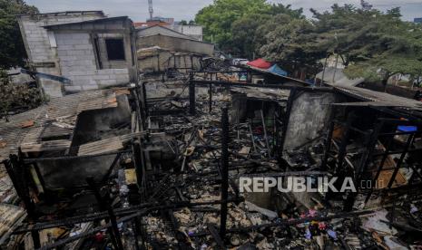 Suasana pemukiman warga yang telah hangus terbakar di kawasan Petamburan II, Jakarta, Senin (30/11).  Kebakaran yang menghanguskan 12 bangunan pada Ahad (29/11) malam itu membuat seratus warga terpaksa mengungsi karena kehilangan tempat tinggal. Republika/Putra M. Akbar