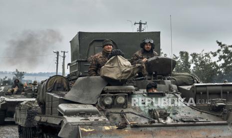 File -- Kendaraan militer Ukraina bergerak di jalan di wilayah yang dibebaskan di wilayah Kharkiv, Ukraina, Senin, 12 September 2022. Sekretaris Jenderal Organisasi Pakta Pertahanan Atlantik Utara (NATO) Jens Stoltenberg memperingatkan Ukraina menggunakan amunisinya lebih cepat dibandingkan yang dapat diberikan sekutu. Hal ini menimbulkan tekanan pada industri pertahanan Barat.