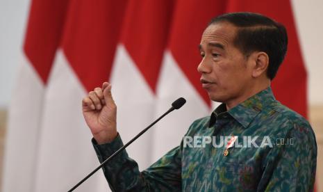 Presiden Joko Widodo memberikan arahan saat memimpin Sidang Kabinet Paripurna di Istana Negara, Jakarta, Selasa (6/12/2022). Berdasarkan hasil survei terbaru Poltracking Indonesia, mayoritas publik menyatakan puas atas kinerja pemerintahan Jokowi-Ma'ruf. (ilustrasi)