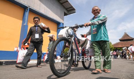 Warga penerima manfaat mendapatkan 10 kilogram beras penyaluran bantuan pangan Cadangan Beras Pemerintah (CBP) di Gudang Bulog Klahang, Banyumas, Jateng, Rabu (3/1/2024). 