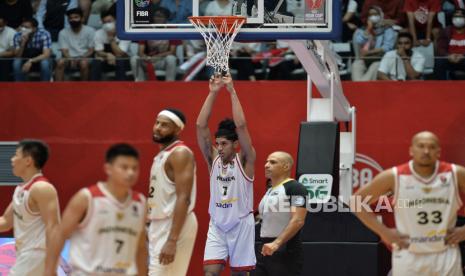 Timnas Basket Indonesia saat melawan Yordania dalam pertandingan Fiba Asia Cup 2022 di Istora Senayan, Jakarta, Kamis (14/7/2022). Pada pertandingan itu Indonesia kalah dengan skor 65-74.