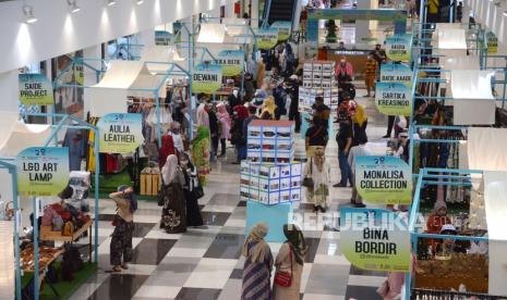 Suasana Pasar Kreatif Bandung yang digelar Dinas Perdagangan dan Perindustrian dan Dekranasda Kota Bandung, di Cihampelas Walk (Ciwalk), Kota Bandung, Ahad (18/10). Acara tersebut menghadirkan bermacam produk kreatif karya pengusaha lokal, sebagai salah satu upaya membangkitkan sektor ekonomi khususnya di masa pandemi. Pasar Kreatif Bandung berlangsung hingga 25 Oktober 2020.