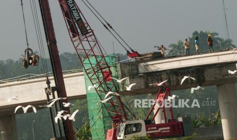 Pekerja menyelesaikan pembangunan proyek tol (ilustrasi). Badan Pusat Statistik (BPS) mencatat kenaikan upah buruh bangunan sebesar 0,02 persen menjadi Rp 90,989 per hari pada April 2021. 