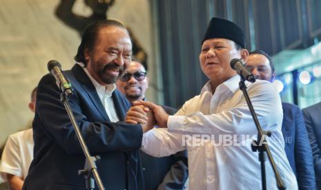 Presiden terpilih Prabowo Subianto (kanan) bersama Ketua Umum Partai Nasdem Surya Paloh (kiri) saat menyampaikan keterangan pers di Nasdem Tower, Jakarta, Jumat (22/3/2024). Kedatangan Prabowo Subianto tersebut dalam rangka silaturahmi sekaligus menyampaikan penghargaannya kepada Ketua Umum Partai Nasdem Surya Paloh atas ucapan selamat kepadanya, usai ditetapkan sebagai Presiden Terpilih oleh KPU pada Pemilu 2024.