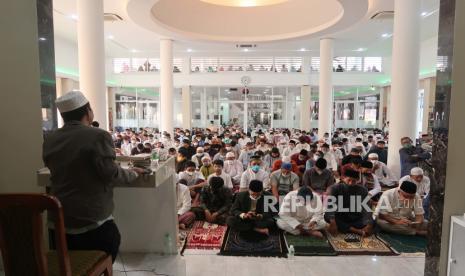 Jamaah menyimak ceramah saat melaksanakan salat Idul Fitri 1443 H di Masjid Nuurusysyifaa’ Sunter Jaya, Jakarta, Senin (2/5/22). Pelaksanaan shalat Idul Fitri di masjid ini kembali normal setelah 2 tahun dilanda pandemic Covid 19.