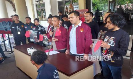 Kapolrestabes Semarang, Kombes Pol Irwan Anwar menunjukkan tersangka dan barang bukti, dalam jumpa pers ungkap kasus pembunuhan dan mutilasi terhadap pemilik usaha depot air mineral isi ulang, yang dilaksanakan di lobi Mapolrestabes Semarang, di Kota Semarang, Rabu (10/5) siang.