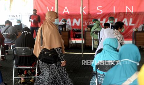 203 Calon Haji Bangka Terima Vaksin Dosis Pertama. Jamaah calon haji antre mendaftar vaksinasi Covid-19 massal.