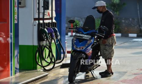 Pengendara saat akan mengisi bahan bakar minyak (BBM) di SPBU di kawasan Jalan Pemuda, Rawamangun, Jakarta Timur, Senin (13/5/2024).