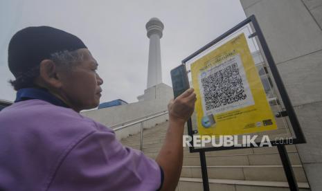 3 Hal Perlu Dievaluasi untuk Dorong Kinerja Zakat 2021. Warga memindai QR Barcode untuk membayar zakat di Masjid Agung Al-Azhar, Jakarta, Kamis (15/10). Masjid Agung Al-Azhar menyediakan fasilitas QRIS untuk mempermudah umat muslim menyalurkan zakat melalui aplikasi digital. Republika/Putra M. Akbar