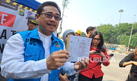 Wakil Kepala Dinas Lingkungan Hidup (DLH) DKI Jakarta Sarjoko di lokasi uji coba perdana tilang uji emisi kendaraan di Jalan Perintis Kemerdekaan, Jakarta Timur, Jumat (25/8/2023). 