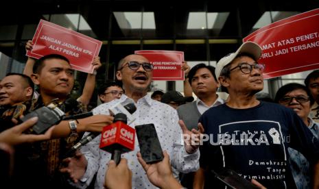 Mantan Pimpinan KPK Abraham Samad bersama Koalisi Masysrakat Sipil Anti Korupsi menggelar aksi. Sejumlah eks petinggi KPK dan koalisi antikorupsi mendesak Polri tangkap Firli Bahuri.