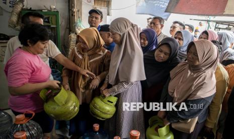 Warga antre membeli gas elpiji 3 kilogram bersubsidi di salah satu pangkalan gas elpiji di Kota Cimahi, Jawa Barat, Senin (3/2/2025). Warga Kota Cimahi dalam tiga hari terakhir kesulitan mendapatkan gas elpiji 3 kilogram bersubsidi karena keterbatasan stok di tingkat pengecer serta adanya kebijakan pemerintah yang menetapkan pembelian gas elpiji 3 kilogram sepenuhnya hanya dilayani di pangkalan atau penyalur resmi Pertamina. 