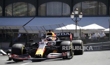 Pembalap Red Bull Max Verstappen dari Belanda mengemudikan mobilnya pada latihan bebas kedua untuk balapan Formula Satu hari Minggu, di arena pacuan kuda Monaco, di Monaco, Kamis, 20 Mei 2021.