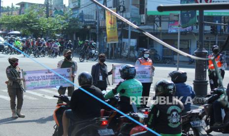 Di saat PPKM level 4, Satpol PP Jawa Barat dan petugas Dishub melakukan edukasi protokol kesehatan (prokes) di kawasan Simpang Dago, Kota Bandung, Ahad (1/8). Kegiatan simpatik tersebut bekerjasama dengan Komunitas Penyanyi Jalanan (KPJ) Bandung, sebagai salah satu upaya mengingatkan warga agar tetap menjaga prokes karena pandemi Covid-19 belum berakhir.