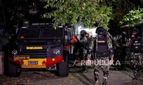 Timsus Polri bersama personel Brimob dan tim Inafis saat melakukan penggeledahan di rumah mantan Kadiv Propam Irjen Ferdy Sambo di Kompleks Polri Duren Tiga, Jalan Duren Tiga Utara II, Jakarta Selatan, Selasa (9/8/2022). Penggeledahan tersebut dilakukan di rumah pribadi Ferdy Sambo yang digunakan untuk tempat tinggal ajudan guna melengkapi barang bukti dalam kasus kematian Brigadir J. Republika/Thoudy Badai