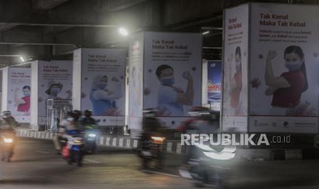 Kendaraan melintas di dekat baliho sosialisasi manfaat vaksinasi Covid-19 di kawasan Lebak Bulus, Jakarta, Selasa (15/12). Badan Pengawasan Obat dan Makanan (BPOM) memperpanjang pengawasan terhadap efikasi maupun efek samping vaksin Covid-19 yang memungkinkan pengumuman keberhasilan atau tidaknya uji klinis tahap tiga vaksin Covid-19 itu terhadap relawan akan ikut mundur ke Maret 2021. Republika/Putra M. Akbar