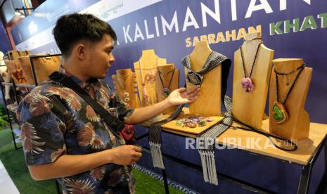 Seorang pengunjung mengamati produk aksesoris dalam Pameran UMKM Saprahan Khatulistiwa di Pendopo Gubernur Kalimantan Barat di Pontianak, Kalimantan Barat, Kamis (7/7/2022). Kegiatan Semarak Pariwisata, UMKM dan Keuangan (Saprahan Khatulistiwa) 2022 yang digelar Bank Indonesia bersama Pemprov Kalbar tersebut bertujuan untuk mempromosikan pariwisata dan hasil produk serta kerajinan yang dibuat 62 Usaha Kecil dan Menengah (UMKM) daerah setempat. 