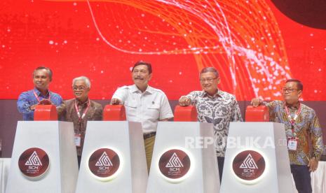 President Director Petronas Indonesia Yuzaini bin Md Yusof, Kepala SKK Migas Dwi Soetjipto, Menteri Koordinator Bidang Kemaritiman dan Investasi Luhut Binsar Pandjaitan, Menteri ESDM, Arifin Tasrif dan Ketua Komisi VII DPR RI Sugeng Suparwoto (dari kiri) membuka Supply Chain & National Capacity Summit 2024 di JCC, Senayan, Jakarta, Rabu (14/8/2024). Supply Chain & National Capacity Summit 2024 yang mengangkat tema Navigating Long Term Plan Through Integrated Supply Chain for National Capacity Building ini dirancang untuk memperkuat kolaborasi dan mempersiapkan industri hulu migas menghadapi tantangan yang semakin kompleks.