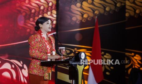 Kepala Eksekutif Pengawas Perilaku Pelaku Usaha Jasa Keuangan, Edukasi dan Perlindungan Konsumen OJK Friderica Widyasari Dewi menyampaikan sambutan saat acara OJK Apresiasi Media Massa 2023 di Jakarta, Senin (27/11/2023). Otoritas Jasa Keuangan (OJK) memberikan penghargaan kepada sejumlah media massa yang telah membantu akuntabilitas dan pertanggungjawaban lembaga pengawas sektor jasa keuangan tersebut. Pada kesempatan tersebut Republika meraih satu penghargaan sebagai media online terproduktif sub kategori media umum nasional.