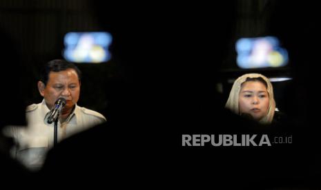 Ketua Umum DPP Partai Gerindra Prabowo Subianto bersama putri Presiden RI ke-4 Abdurrahman Wahid atau Gus Dur, Yenny Wahid.