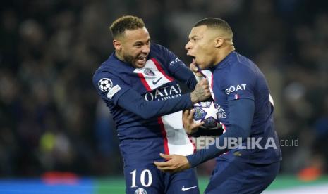 Neymar (kiri) dan Kylian Mbappe melakukan selebrasi bersama di PSG. 