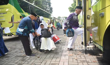 Kloter pertama calon jamaah haji dari Kabupaten Sleman kloter 48-SOC (Sleman) diberangkatkan ke Asrama Haji Donohudan pada Jumat (24/5/2024) pagi. 