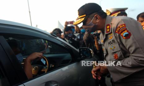 Kapolda Jateng Irjen Pol Rycko Amelza Dahniel (kanan) memperhatikan KTP pengemudi dalam penyekatan pemudik saat meninjau gerbang tol Pejagan, Brebes, Jawa Tengah, Rabu (29/4/2020). Tainjauan tersebut untuk memastikan kesiapan dan keamanan personel kepolisian dan TNI dalam penyekatan pemudik dari arah Jakarta menuju Jawa Tengah