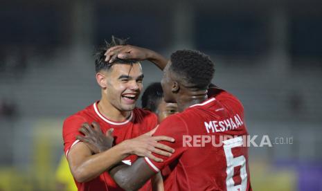 Pemain timnas Indonesia U-20 Jens Raven bersama rekan setimnya merayakan gol usai membobol gawang Timnas Maladewa U-20 pada laga Grup F Kualifikasi Piala Asia U-20 2025 di Stadion Madya, Senayan, Jakarta ,Rabu (25/9/2024). Garuda Muda sukses mengalahkan Maladewa 4-0.