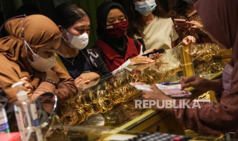 Calon pembeli memilih emas perhiasan di pusat pertokoan emas di kawasan Pasar Besar, Palangka Raya, Kalimantan Tengah, Minggu (24/4/2022). Menurut pedagang setempat penjualan emas perhiasan menjelang perayaan hari raya lebaran Idul Fitri tahun ini meningkat sebanyak 80 persen dibandingkan tahun lalu dan diperkirakan akan terus mengalami peningkatan mendekati lebaran mendatang. 