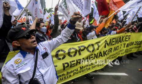 Sejumlah buruh saat melaksanakan aksi di depan Kantor Kementerian Tenaga Kerja, Jakarta, Rabu (16/2/2022). Pada aksi tersebut mereka menuntut dicabutnya Peraturan Menteri Tenaga Kerja Nomor 2 Tahun 2022 tentang Tata Cara dan Persyaratan Pembayaran Manfaat Jaminan Hari Tua (JHT) dan mencopot Menteri Ketenagakerjaan Ida Fauziyah. Republika/Putra M. Akbar