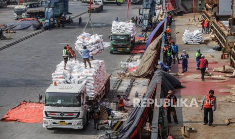 Pekerja saat bongkar muat beras impor di Pelabuhan Tanjung Priok, Jakarta, Kamis (12/10/2023).