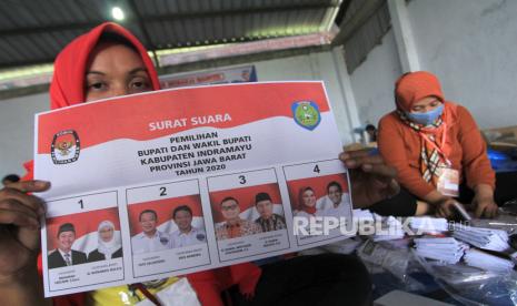 Pekerja melakukan pelipatan dan penyortiran surat suara Pemilu Bupati dan Wakil Bupati Kabupaten Indramayu 2020 di Gudang Logistik KPU, Sindang, Indramayu, Jawa Barat. KPUD Kabupaten Indramayu akan menggelar debat publik pada Ahad (22/11) malam.