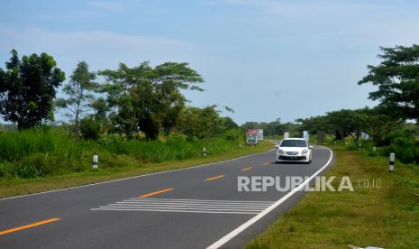 Pengendara mobil melintas di jalur lintas selatan (pansela) 