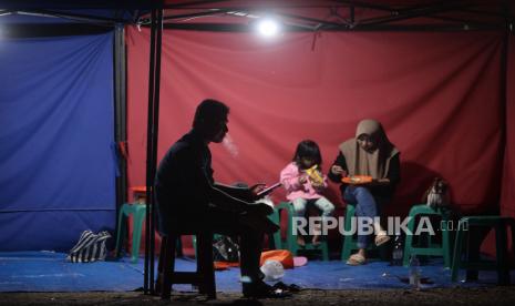 Ilustrasi pemudik beristirahat di Rest Area.