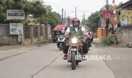 Plt Wali Kota Bekasi Tri Adhianto keliling kota untuk meresmikan sejumlah pembangunan dengan menggunakan kendaraan roda dua. Pembangunan fasilitas yang memadai untuk masyarakat merupakan fokus kerja Pemkot Bekasi.