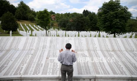 Arab Saudi Dukung Keluarga Korban Pembantaian Muslim Bosnia. Daftar nama korban pembantaian Muslim Bosnia di pemakaman Srebrenica.