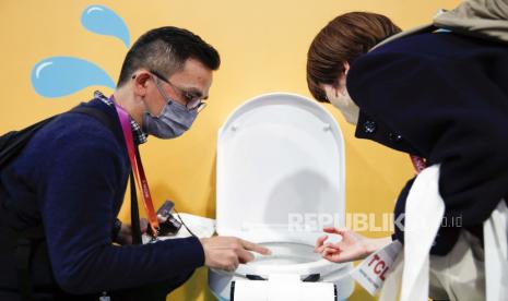 Para peserta melihat toliet pintar Vivoo yang menampilkan tes urine di rumah & aplikasi seluler di Pameran Elektronik Konsumen Internasional 2023 di Las Vegas, Nevada, AS, Kamis(05 Januari 2023). CES, pameran dagang teknologi konsumen tahunan terbesar di dunia, berlangsung mulai 4 -8 Januari 2023, adalah tempat di mana produsen industri, pengiklan, dan konsumen yang berpikiran teknologi bertemu untuk merasakan inovasi baru yang hadir di pasar setiap tahun.