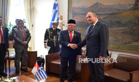 Wakil Presiden KH Maruf Amin saat bertemu dengan Wakil Ketua 1 Parlemen Yunani Ioannis Plakiotakis dan jajaran di Hellenic Parliament, Athena di sela kunjungan kerja ke Yunani, Rabu (22/11/2033).