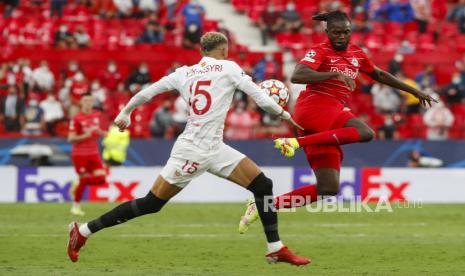  Pemain Salzburg Oumar Solet, kanan, berduel memperebutkan bola dengan pemain Sevilla Youssef En-Nesyri dalam pertandingan Liga Champions Grup G antara Sevilla dan Salzburg di stadion Ramon Sanchez Pizjuan di Sevilla, Spanyol, Rabu (15/9) dini hari WIB.