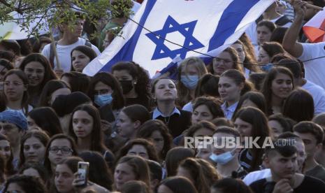  Warga Israel berpartisipasi dalam unjuk rasa yang menyerukan pembebasan tentara dan warga sipil Israel yang ditahan oleh Hamas di Gaza, di depan kantor Perdana Menteri di Yerusalem, Rabu, 19 Mei 2021.