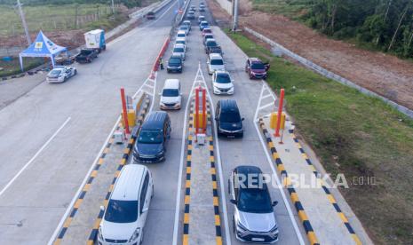 Sejumlah kendaraan antre melintasi gerbang tol fungsional (Foto: ilustrasi)