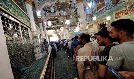 Umat muslim mengantre untuk berziarah ke makam Nabi Muhammad SAW dan dua sahabatnya Abu Bakar dan Umar bin Khattab di Masjid Nabawi, Madinah, Arab Saudi, Kamis (4/5/2023). Raudhah dan makam Nabi Muhammad SAW yang berada di kawasan Masjid Nabawi tersebut menjadi salah satu tujuan umat Islam saat berkunjung ke Kota Madinah. Tempat tersebut menjadi area favorit para jamaah untuk melakukan amalan ibadah kepada Allah SWT yang diyakini menjadi tempat mustajab berdoa. Saat ini untuk masuk ke Raudhah diperlukan tasreh (izin masuk) yang dapat dapat diajukan secara mandiri melalui platform Nusuk, sebuah aplikasi yang disediakan Kerajaan Arab Saudi.  