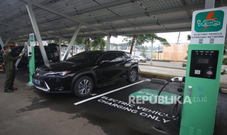 Pengemudi melakukan pengisian ulang mobil bertenaga listrik di Stasiun Pengisian Kendaraan Listrik Umum (SPKLU) Wisma BCA Foresta, Serpong, Kabupaten Tangerang, Banten, Kamis (16/6/2022). Fasilitas SPKLU yang dihadirkan BCA dapat dimanfaatkan oleh masyarakat umum yang beroperasi selama 24 jam secara 