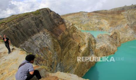 Wisatawan menikmati pemandangan Danau Kelimutu di kabupaten Ende, NTT beberapa waktu lalu.